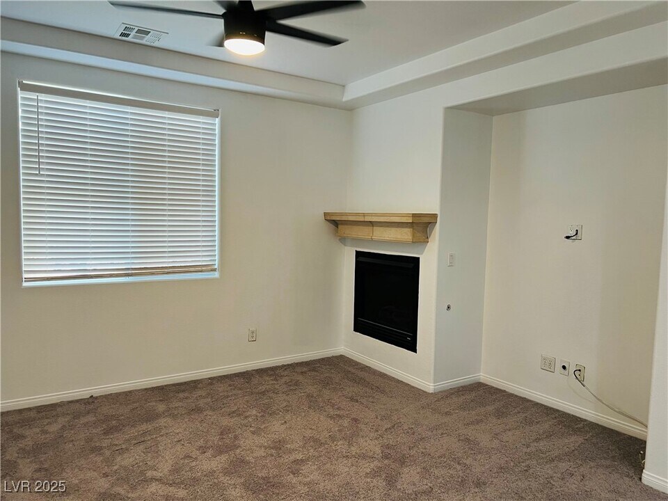 2299 Malaga Peak St in Las Vegas, NV - Building Photo