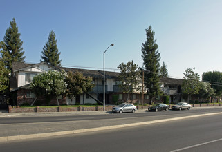 Kings Court Apartments in Fresno, CA - Building Photo - Building Photo