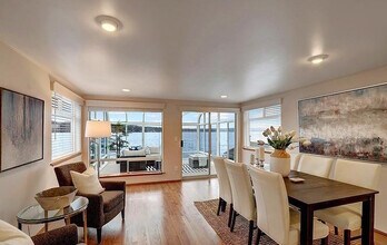 10358 Riviera Pl NE in Seattle, WA - Building Photo - Building Photo