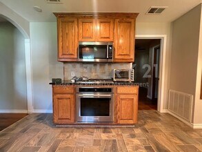 1203 S Pine St in Grapevine, TX - Foto de edificio - Building Photo