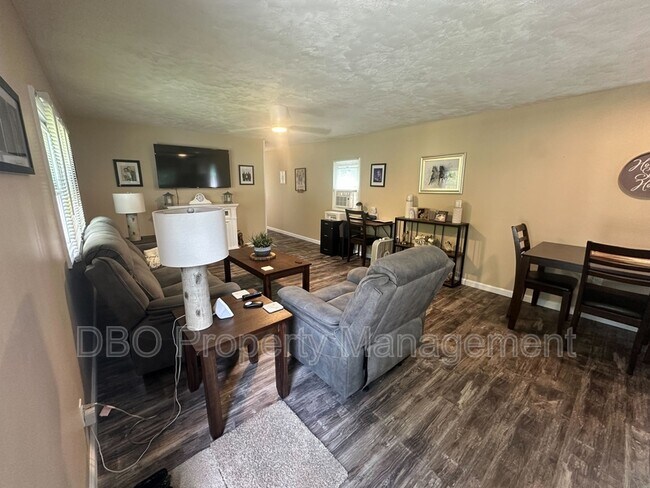 11 Whitney Way in East Greenbush, NY - Foto de edificio - Building Photo
