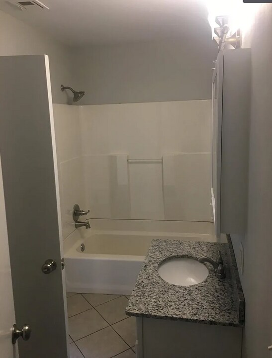 101 W 5th St in Fayetteville, AR - Building Photo
