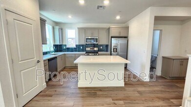 17832 Reunion St in Lathrop, CA - Building Photo - Building Photo