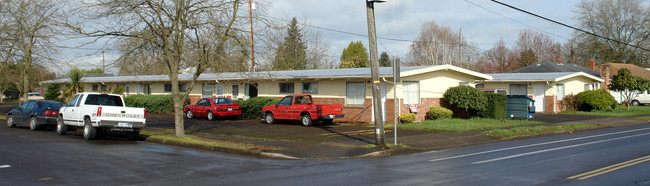 Squire Apartments in Albany, OR - Building Photo - Building Photo