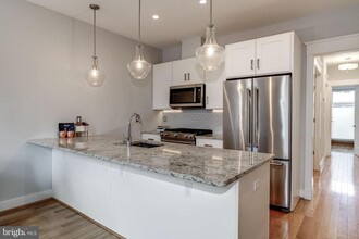 2233 40th Pl NW, Unit 3 in Washington, DC - Building Photo - Building Photo