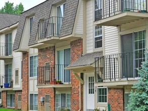 Fox Pointe Apartments in East Moline, IL - Foto de edificio - Building Photo