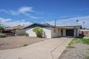2732 W Tuckey Ln in Phoenix, AZ - Building Photo
