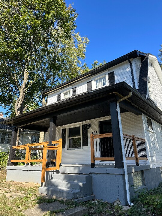 105 W Siebenthaler Ave in Dayton, OH - Building Photo