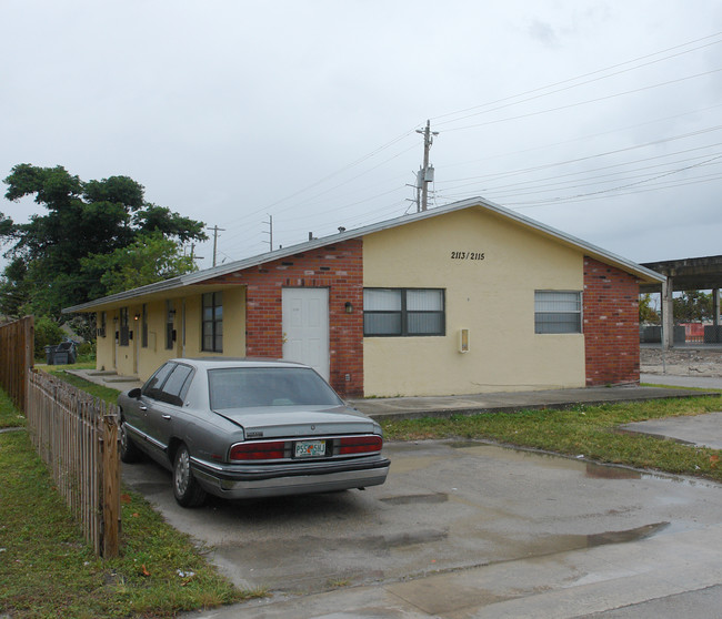 2113-2119 Lee St in Hollywood, FL - Building Photo - Building Photo