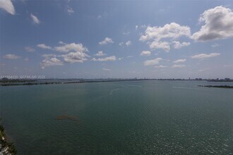 700 NE 25th St in Miami, FL - Building Photo - Building Photo