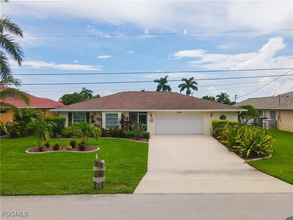 1926 SE 12th Terrace in Cape Coral, FL - Building Photo