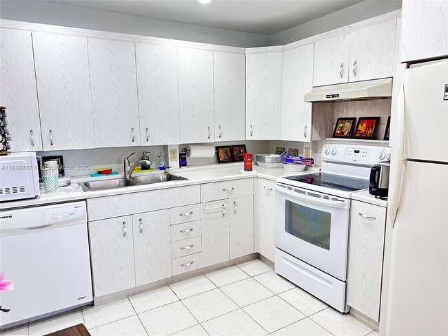 4029 Hythe B in Boca Raton, FL - Building Photo - Building Photo