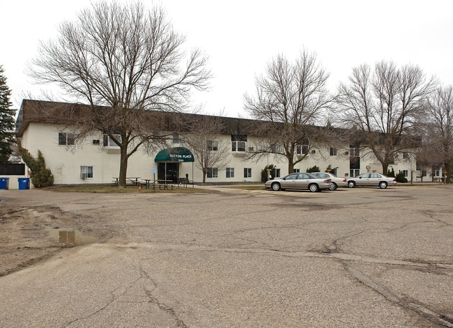 Sutton Place in Arden Hills, MN - Foto de edificio - Building Photo