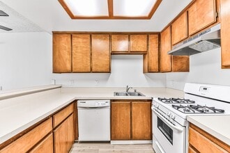 1075 Loma Ave, Unit 102 in Long Beach, CA - Foto de edificio - Building Photo