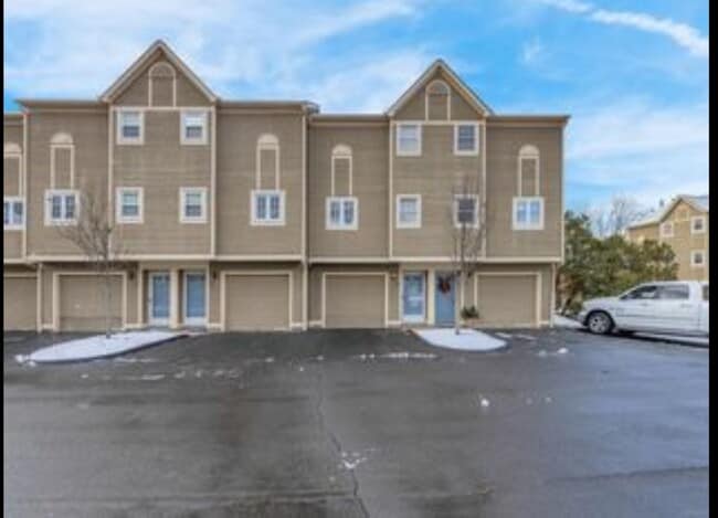 50 Pierce St, Unit Old Mill Unit 27 in Plainville, CT - Building Photo - Building Photo
