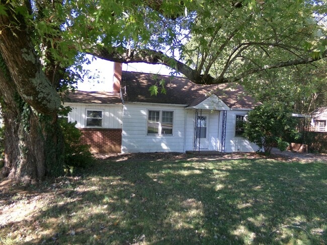 2630 Darrow Rd in Walkertown, NC - Building Photo - Building Photo