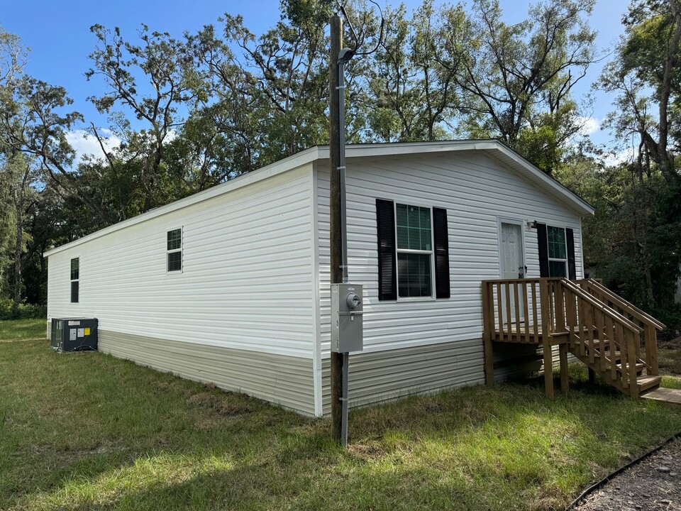 150 Washington Ave in Masaryktown, FL - Foto de edificio