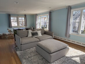 53 Hawthorne Rd in Waltham, MA - Foto de edificio - Building Photo