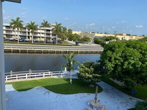 467 Golden Isles Dr, Unit 302 in Hallandale Beach, FL - Foto de edificio - Building Photo