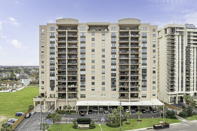 Marseilles Condominiums in New Orleans, LA - Foto de edificio - Building Photo