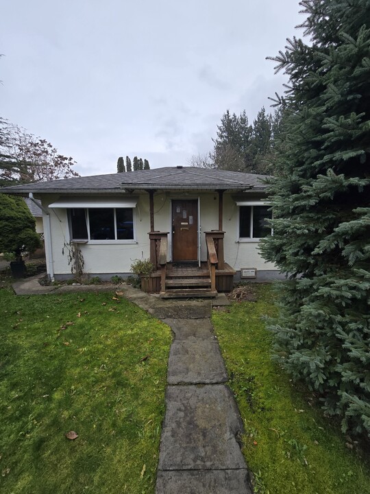 9764 Sidney St in Chilliwack, BC - Building Photo