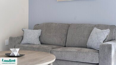 1000 Forestview Dr in Oakwood, GA - Foto de edificio - Building Photo