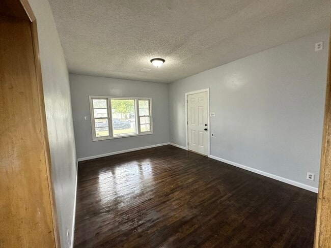 523 E 3rd Ave in Hutchinson, KS - Building Photo - Building Photo