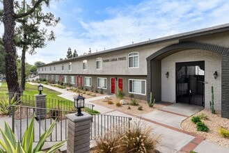 Yorba Linda Pines Apartments in Yorba Linda, CA - Foto de edificio - Building Photo