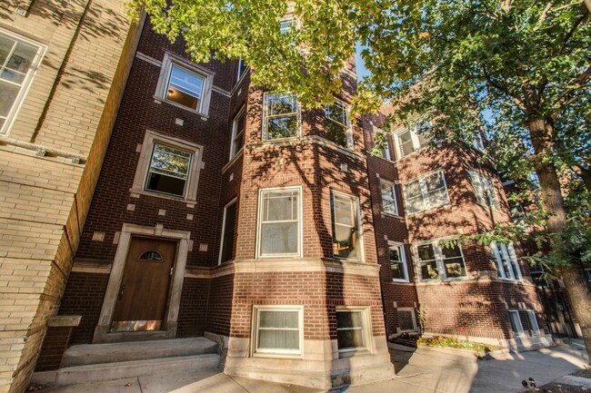 property at 1434 W Thorndale Ave