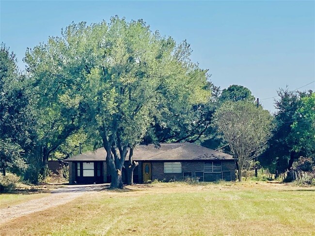 6223 Fenske Ln in Needville, TX - Foto de edificio - Building Photo