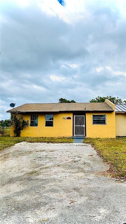 3039 NW 204th Terrace in Miami Gardens, FL - Building Photo