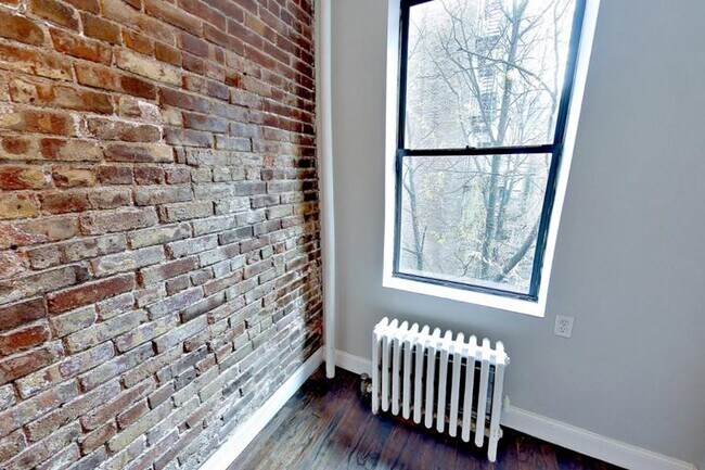 724 Tenth Ave (49th & 50th St), #3A in New York, NY - Foto de edificio - Building Photo