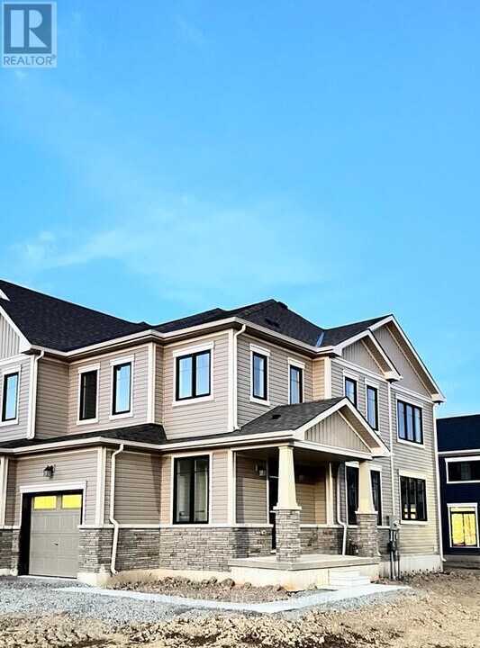 30 Daisy Ln in Thorold, ON - Building Photo