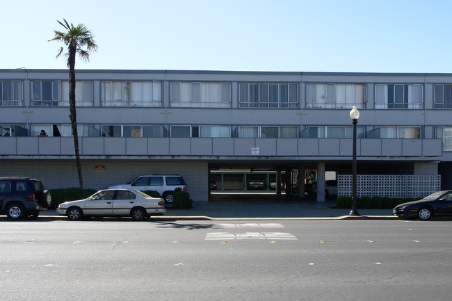 Broadway Apartments in Redwood City, CA - Foto de edificio - Building Photo