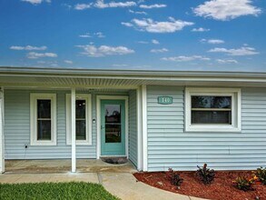 140 Bowdoin Rd in Venice, FL - Foto de edificio - Building Photo