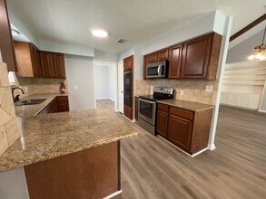 27226 W Pyeatt Ln in Conroe, TX - Foto de edificio - Building Photo