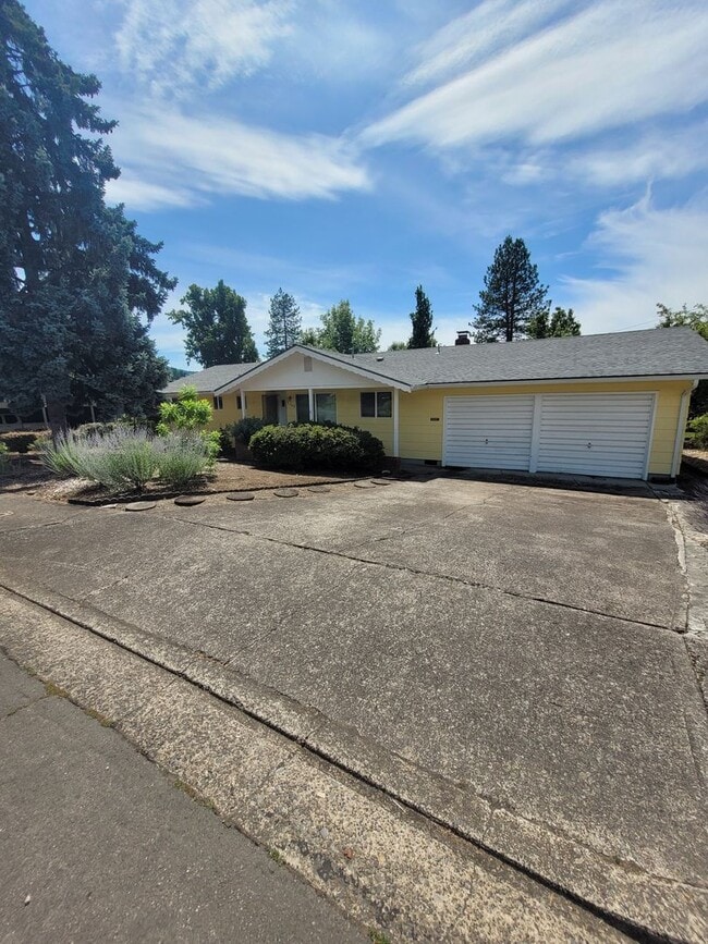 3560 Kincaid St in Eugene, OR - Building Photo - Building Photo