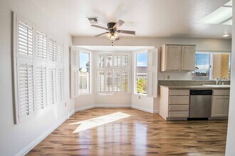 2400 Desert Glen Dr in Las Vegas, NV - Building Photo - Building Photo