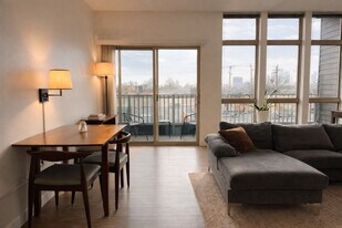 211 W Mineral St in Milwaukee, WI - Building Photo