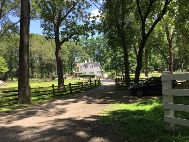 4 Valley Rd in Locust Valley, NY - Building Photo - Building Photo