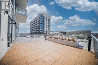 8888 Yonge St in Richmond Hill, ON - Building Photo - Building Photo