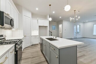 7709 Earl Rudder Wy in Houston, TX - Foto de edificio - Building Photo