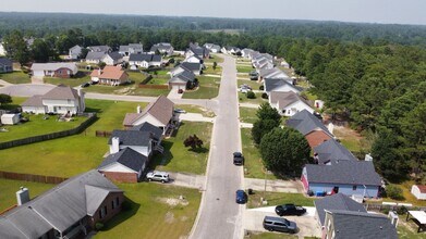 2438 Larwood Dr in Fayetteville, NC - Foto de edificio - Building Photo