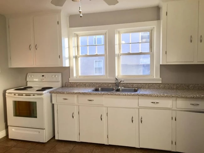 144 S Maple St, Unit First foor in Manchester, NH - Building Photo - Building Photo