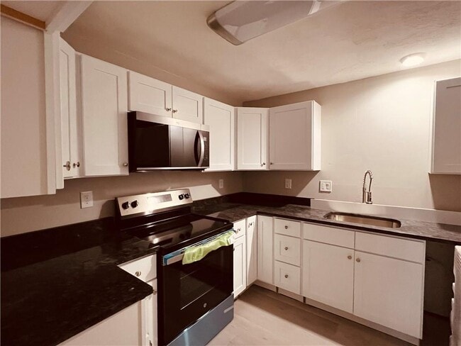 144 Yorkshire St in Providence, RI - Building Photo - Building Photo
