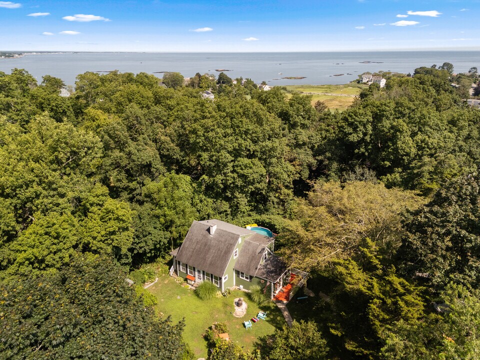 101 Decatur Ave in Guilford, CT - Foto de edificio