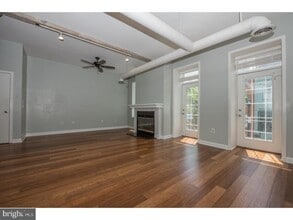 2311 South St, Unit 203 in Philadelphia, PA - Foto de edificio - Building Photo