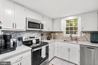 702 Hemlock Ct in Herndon, VA - Building Photo - Building Photo