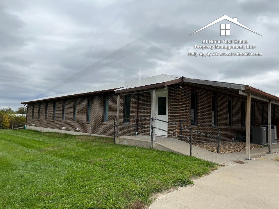 5060 County Road 306 in Fulton, MO - Building Photo