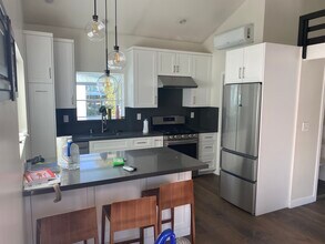 5322 Tendilla Ave in Woodland Hills, CA - Foto de edificio - Building Photo